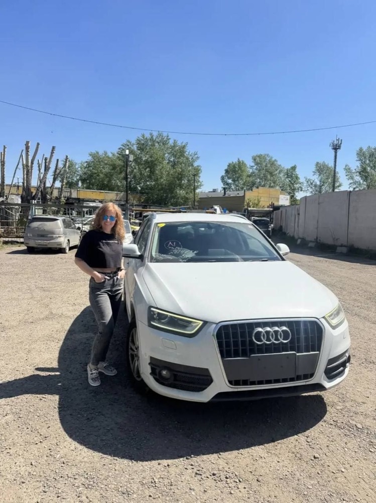 Клиент ImportCar124 рядом с автомобилем Audi Q3