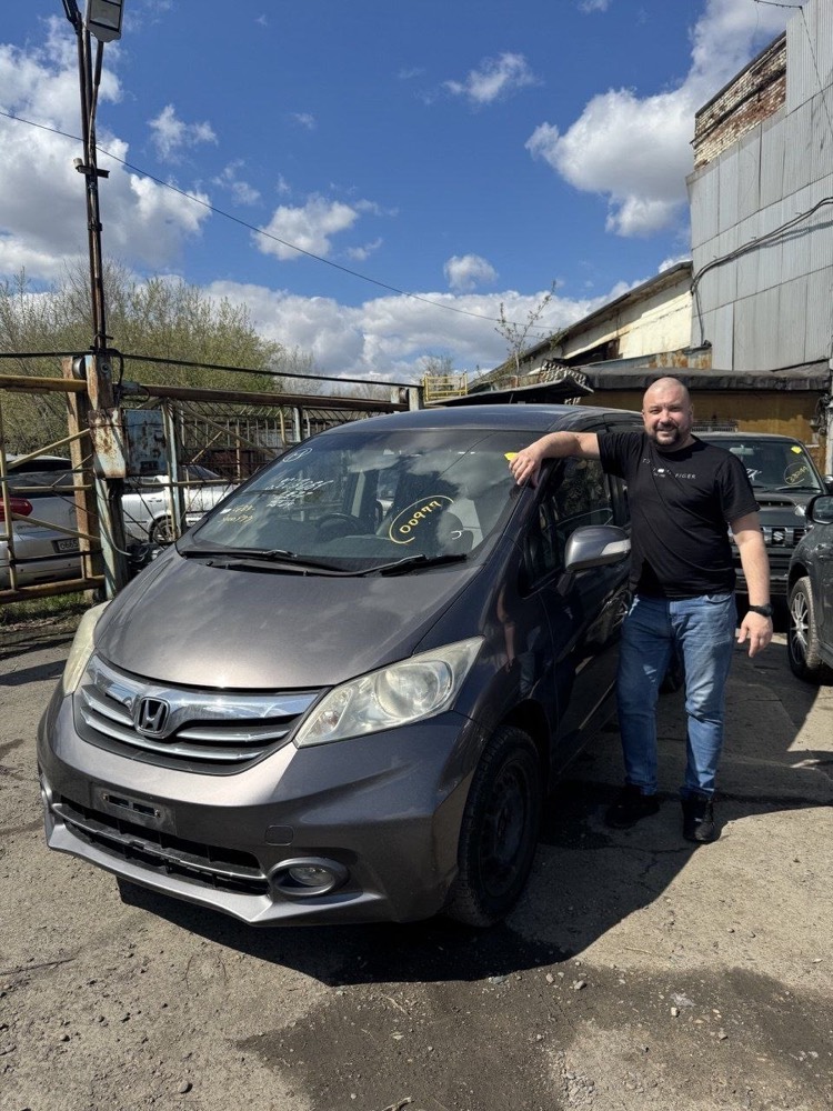 Клиент ImportCar124 рядом с автомобилем Honda Freed