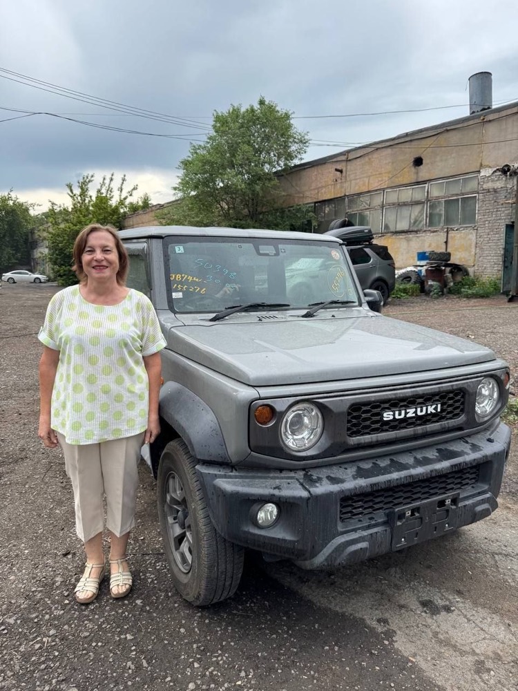 Клиент ImportCar124 рядом с автомобилем Suzuki Jimny