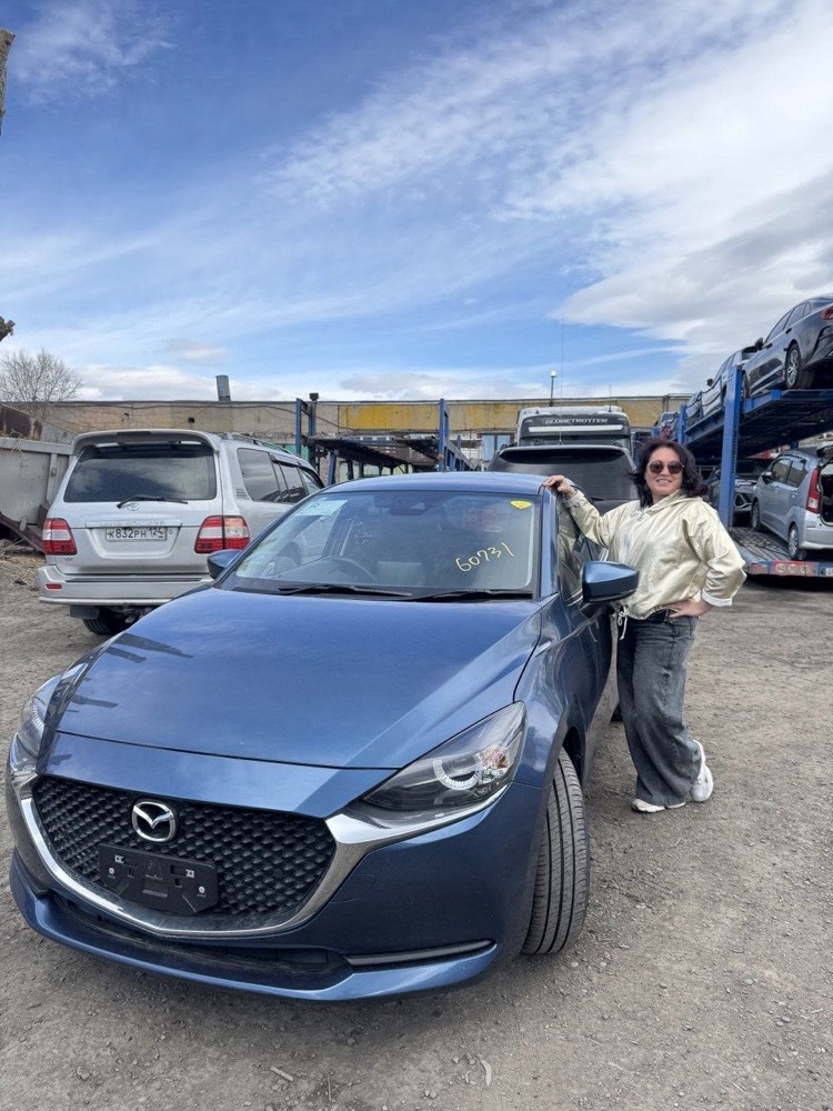 Клиент ImportCar124 рядом с автомобилем Mazda 2 (Demio)