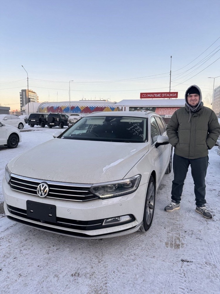 Клиент ImportCar124 рядом с автомобилем Volkswagen Passat